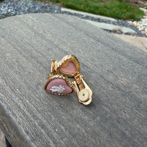 Wedgwood Pink Jasperware Cameo Heart Shaped Earrings - Picture 5 of 5